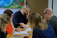 Lectrr tijdens een feedbackmoment met de studenten.
